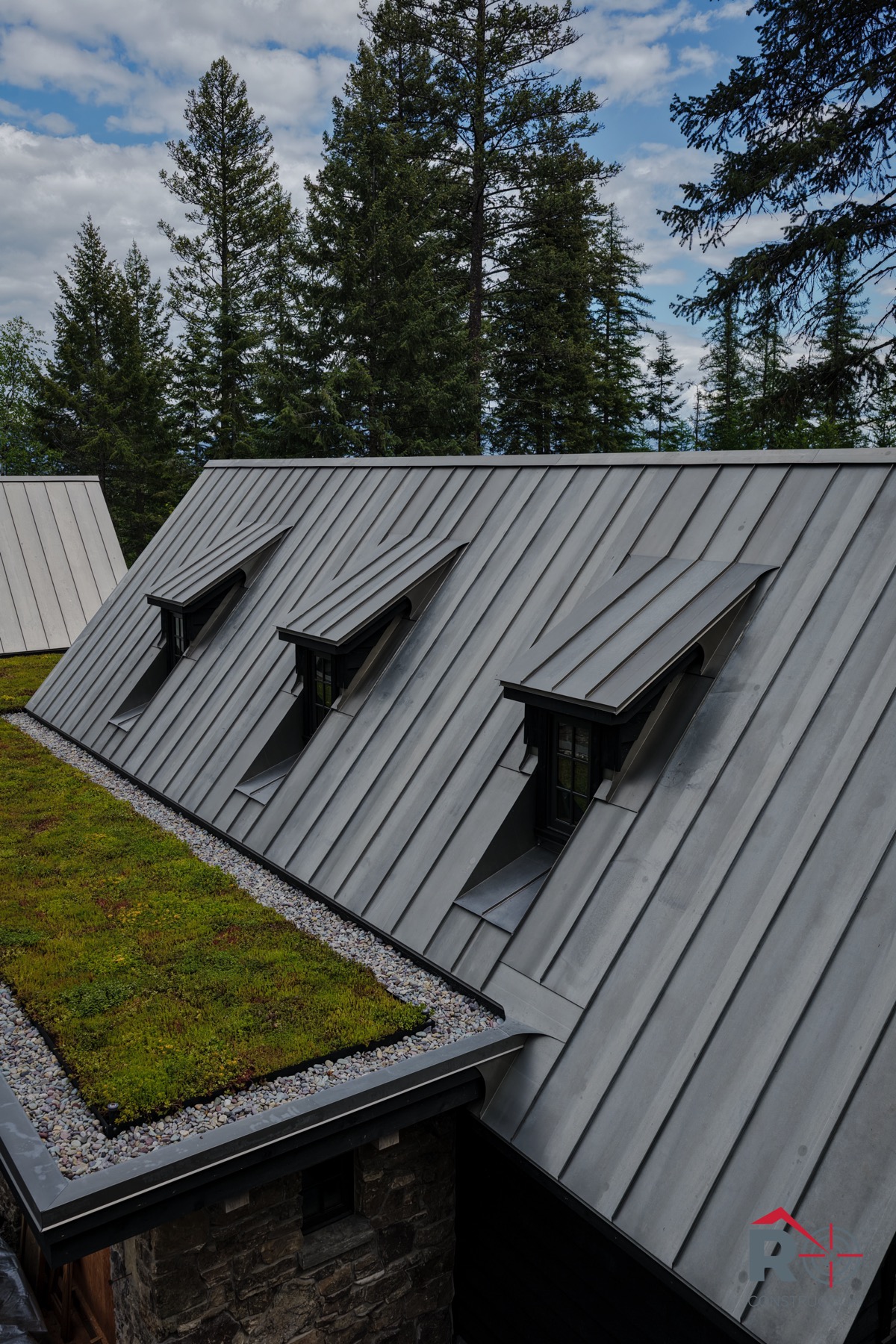 Full elevation — continuous panels, no lateral seams