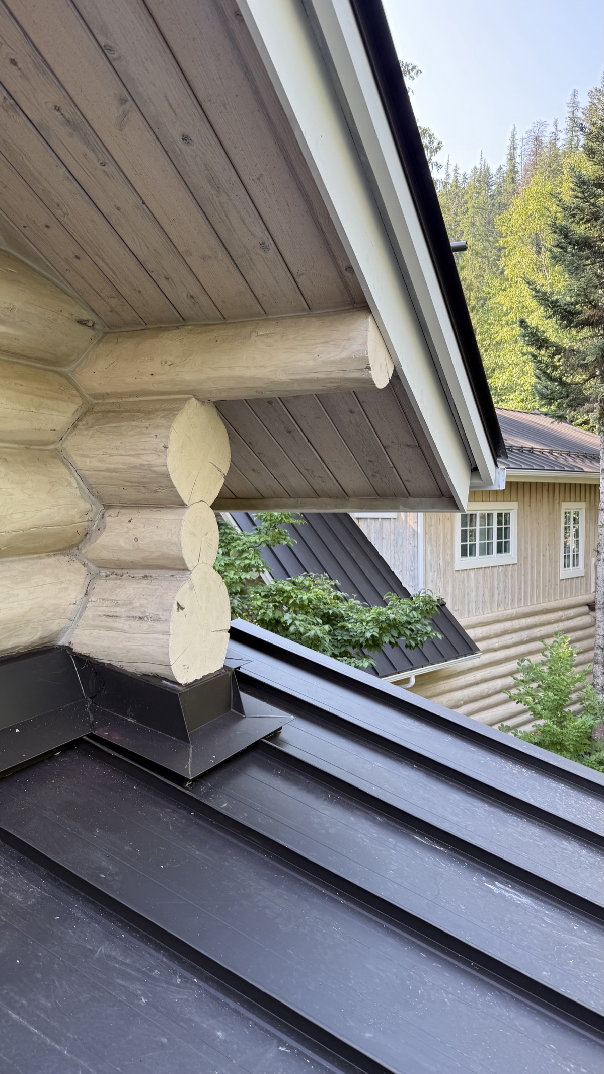 Panel termination against round timber